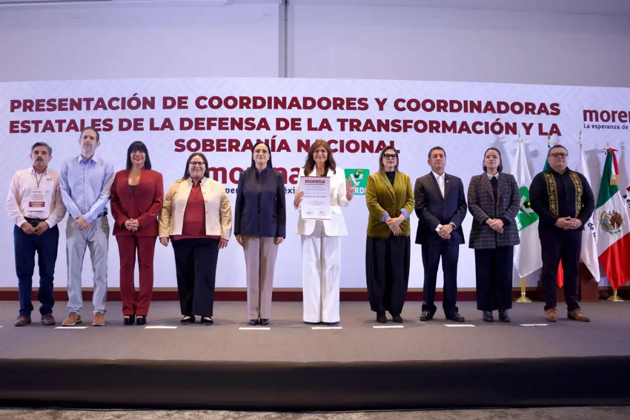 Nora Ruvalcaba sostiene un nombramiento junto a dirigentes de Morena y representantes partidistas en un acto político.