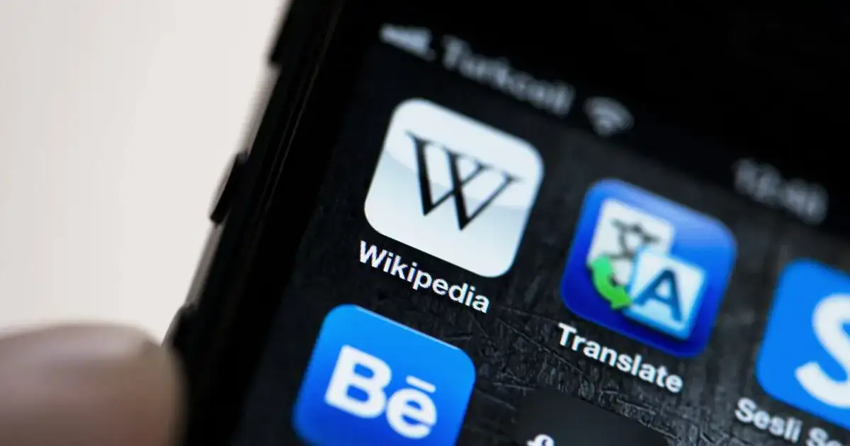 Imagen editorial de apoyo para la nota: Wikipedia enfrenta amenaza de huelga tras despidos en su equipo de soporte técnico