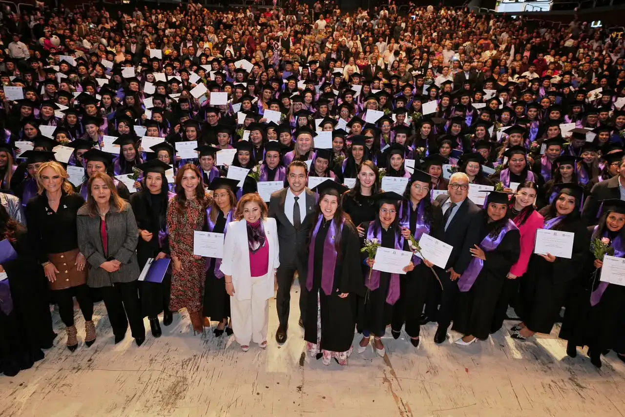 Mujeres graduadas durante una ceremonia académica en Querétaro