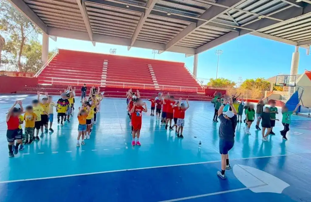 Niños y adolescentes realizando actividades deportivas en la Unidad Deportiva de Los Cabos