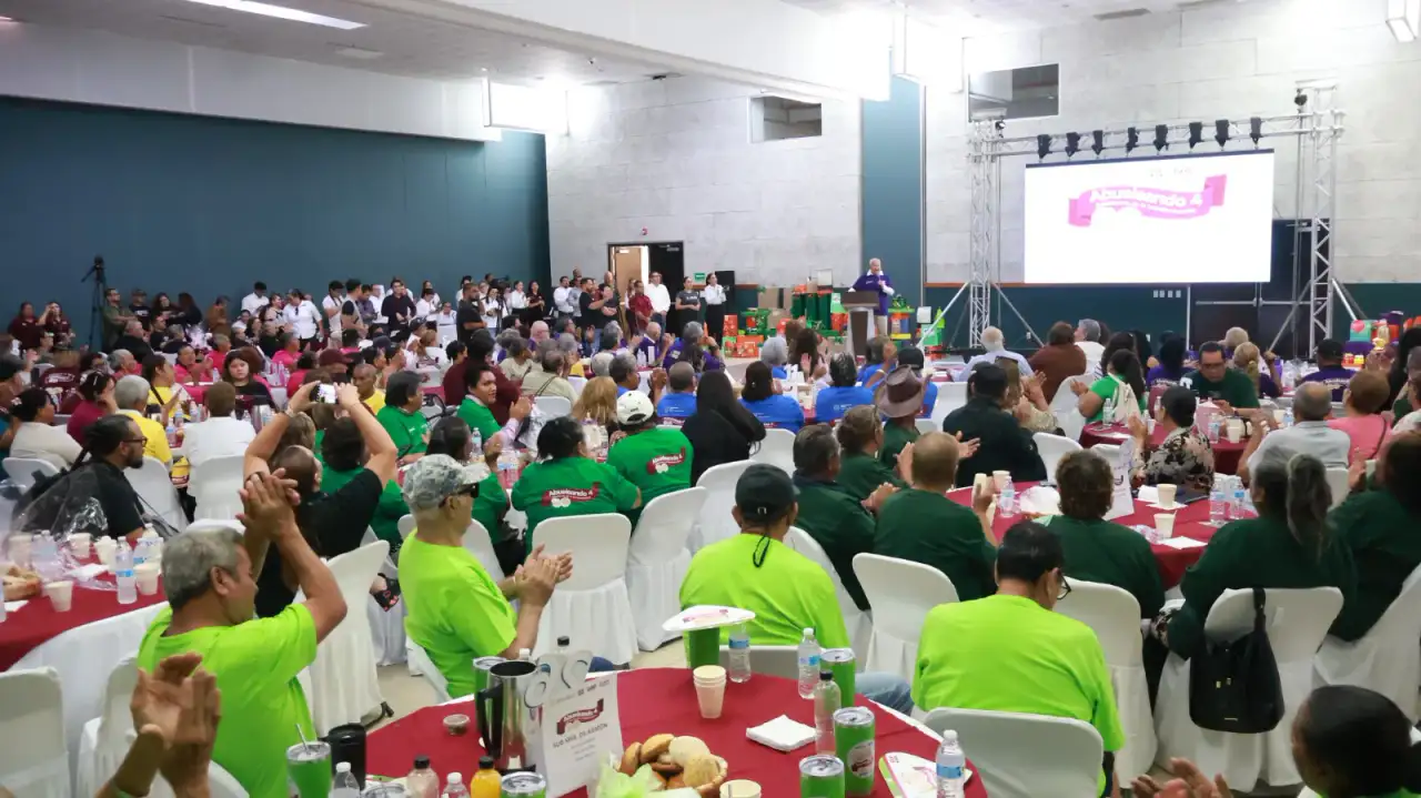 Adultos mayores reunidos en evento Abueleando en Baja California Sur