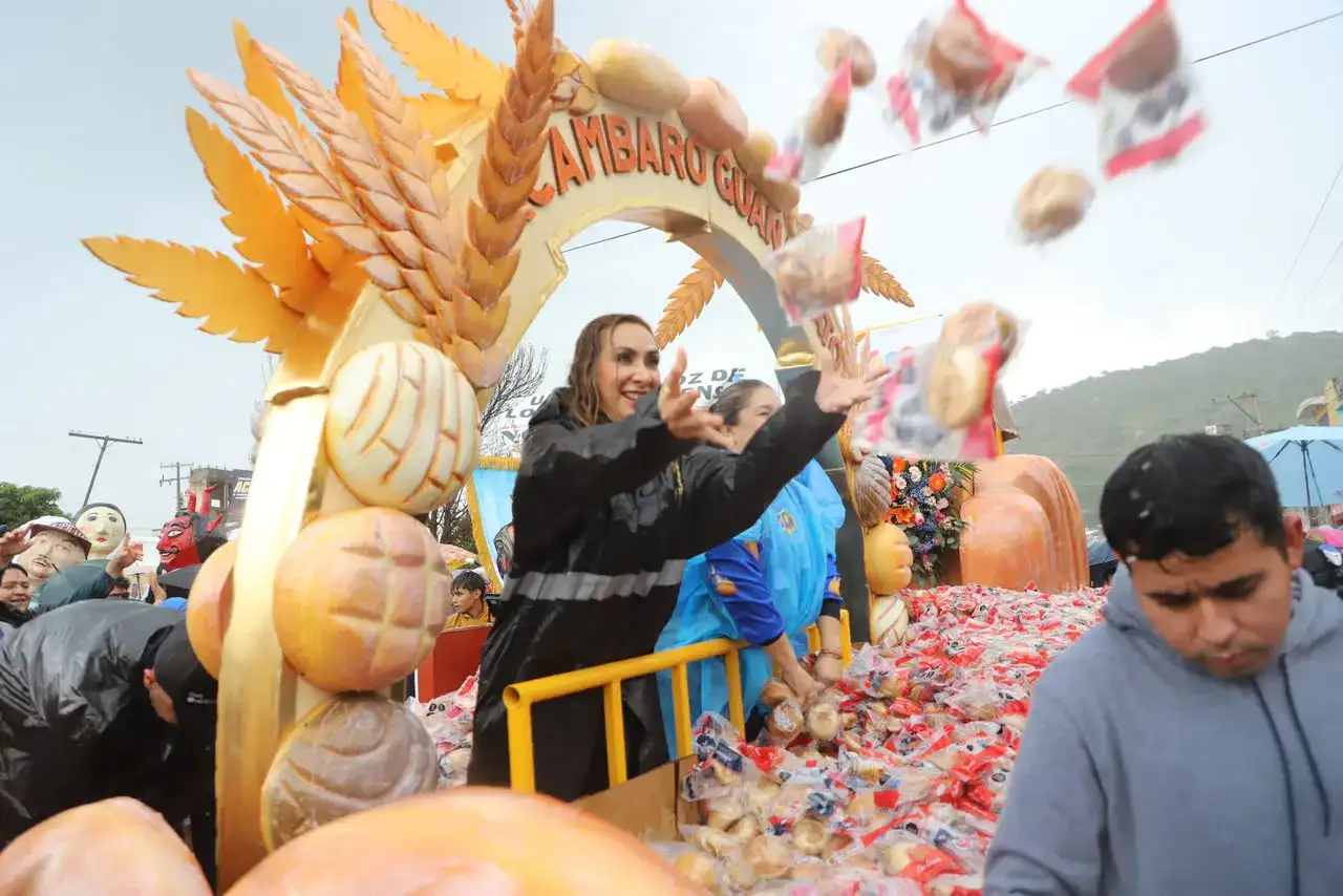 Multitud durante la Lluvia de Pan en la Feria de la Panificación de Acámbaro