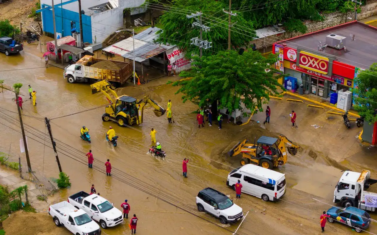 Maquinaria pesada trabajando en una calle de la colonia El Coloso, Acapulco