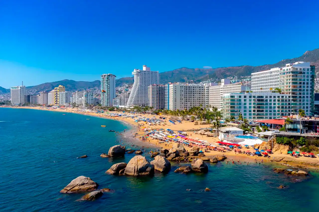 Vista aérea del puerto de Acapulco con hoteles en funcionamiento