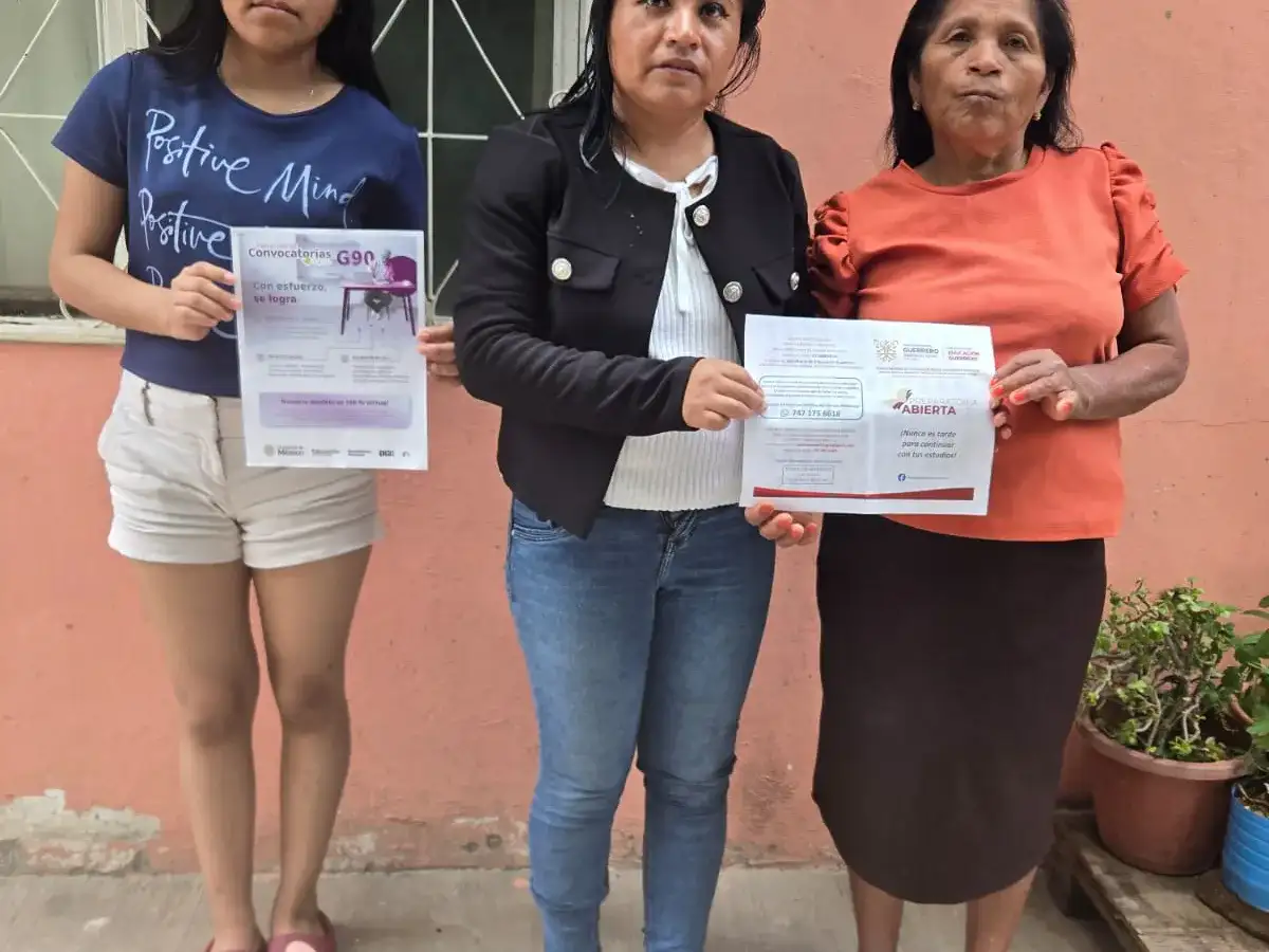 Personas reciben información sobre preparatoria en jornada educativa en Tlapa