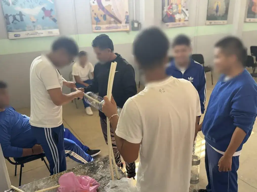 Adolescentes construyen un calentador solar con materiales reciclables en Guanajuato