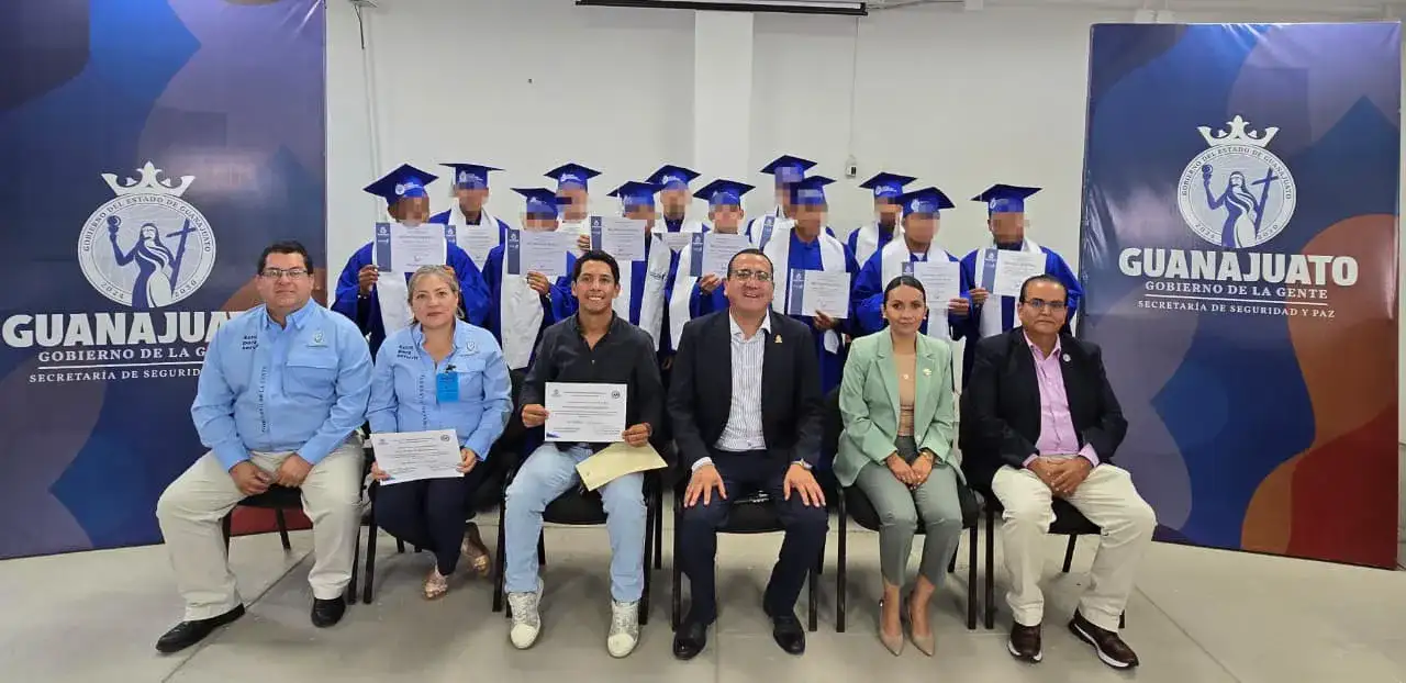 Adolescentes en una ceremonia de certificación en Guanajuato