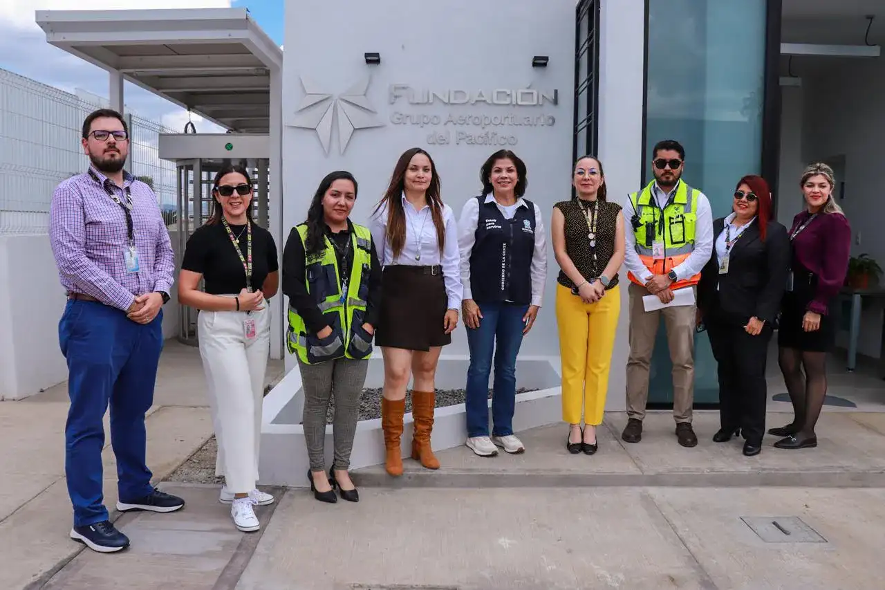 Personal del Aeropuerto Internacional de Guanajuato durante una capacitación sobre atención a mujeres