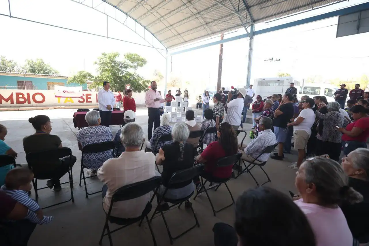 Entrega de despensas a familias en el Valle de Juárez