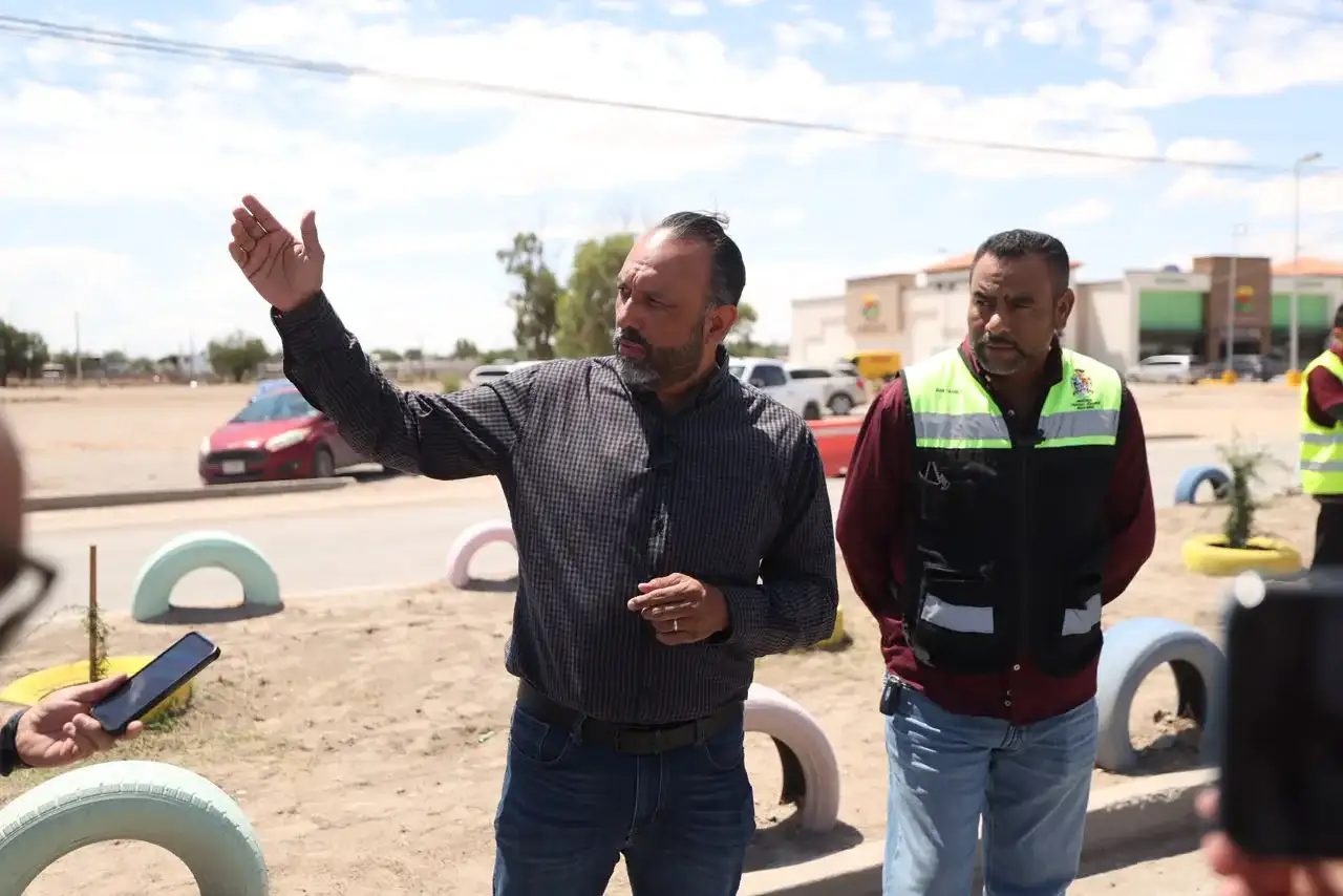 Alcalde de Juárez supervisa bacheo en Riberas del Bravo