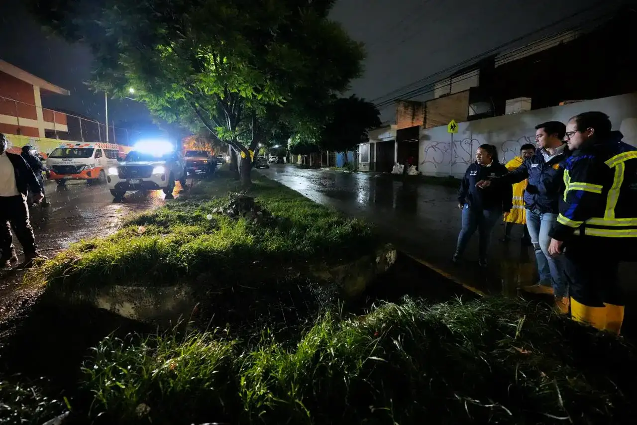 Alcalde de Querétaro supervisa canal pluvial en Villas de Santiago con brigadas municipales
