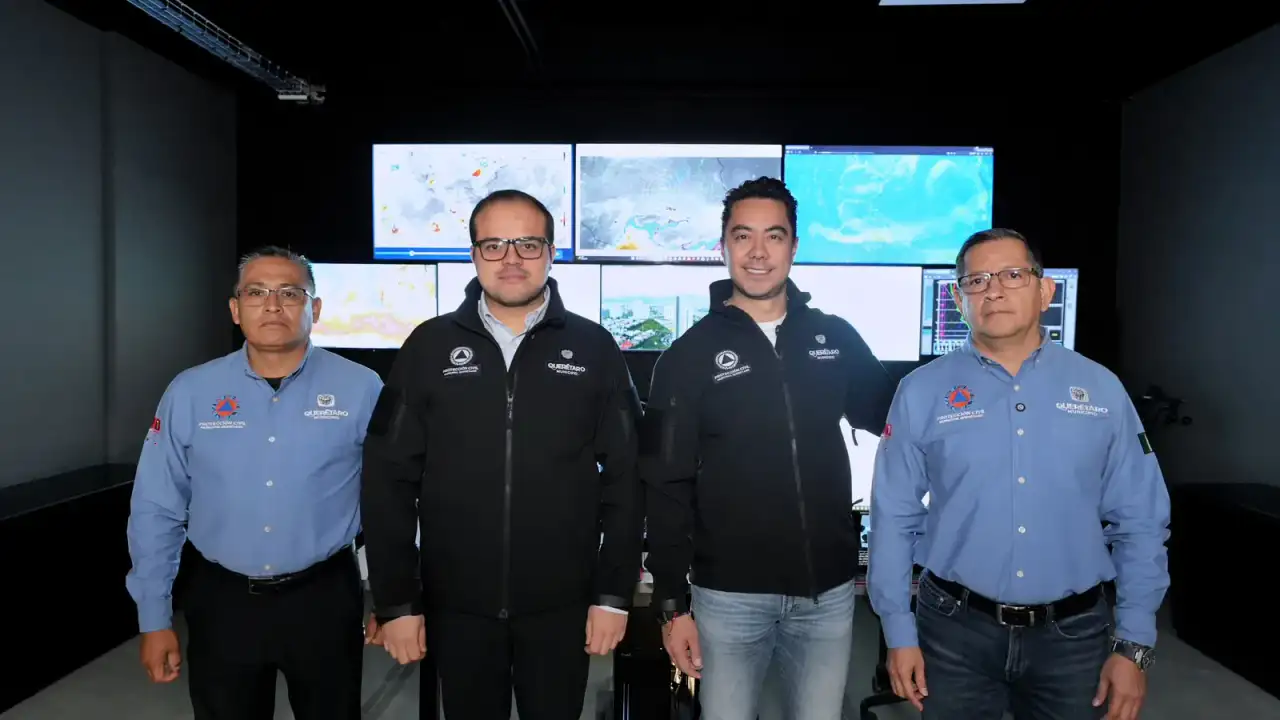 Alcalde de Querétaro revisa pantallas del centro de monitoreo meteorológico