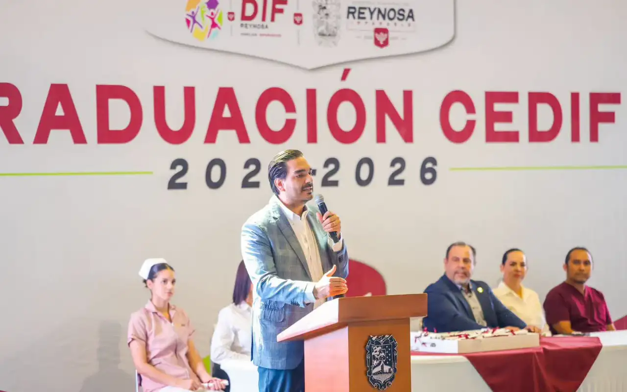 Ceremonia de graduación de talleres del DIF Reynosa con el alcalde Carlos Peña Ortiz entregando diplomas