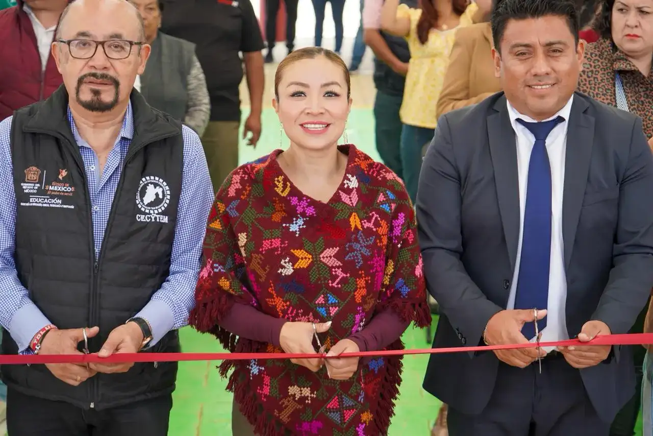 Alcaldesa Yoselin Mendoza en la inauguración de un arcotecho en el CECYTEM de Nicolás Romero
