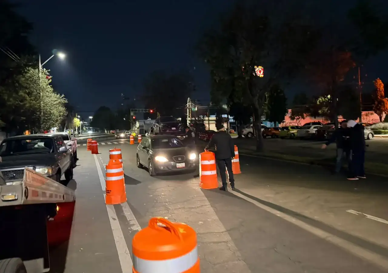 Conductores durante una revisión de alcoholimetría en una vialidad de Toluca