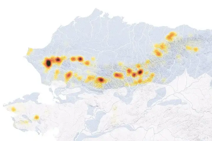 Imagen satelital de un río de color naranja en la tundra de Alaska