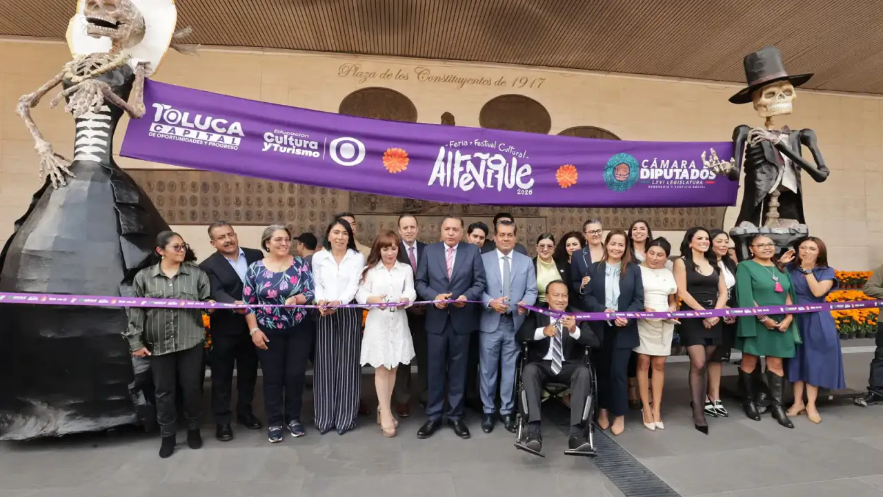 Calaveras y dulces de alfeñique exhibidos en el Palacio Legislativo de San Lázaro