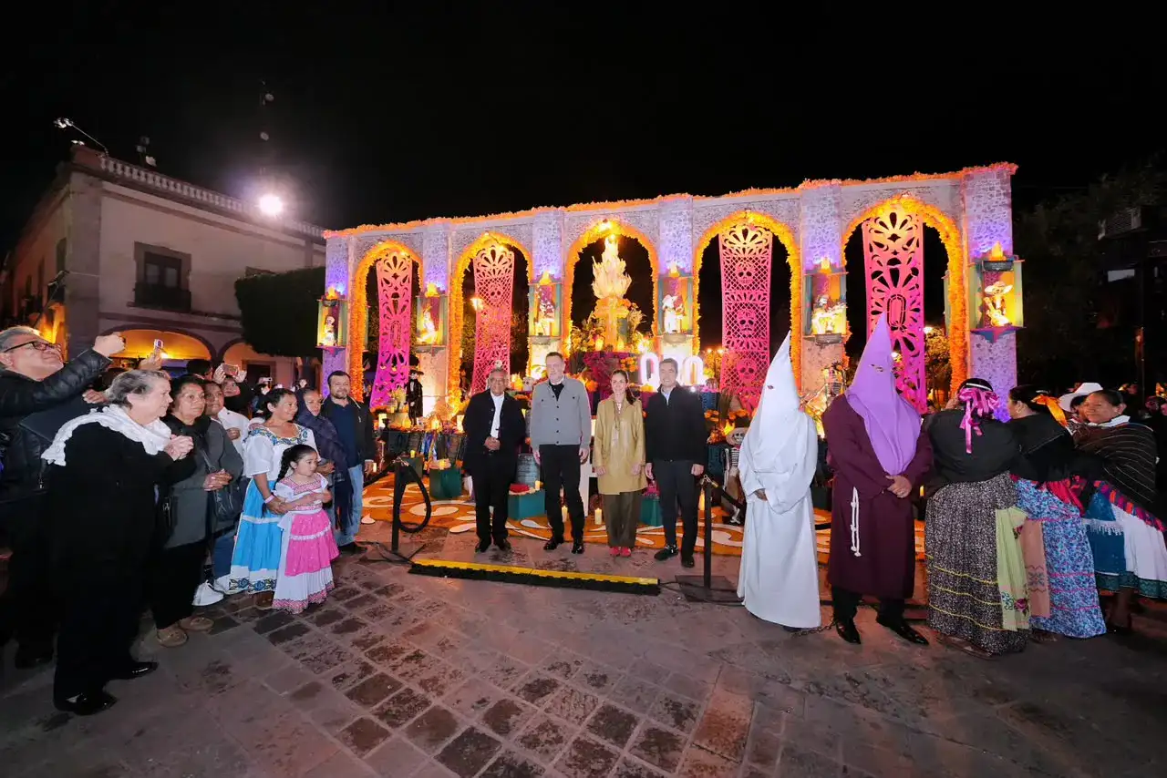 Altar monumental de Día de Muertos instalado en Plaza de Armas de Querétaro