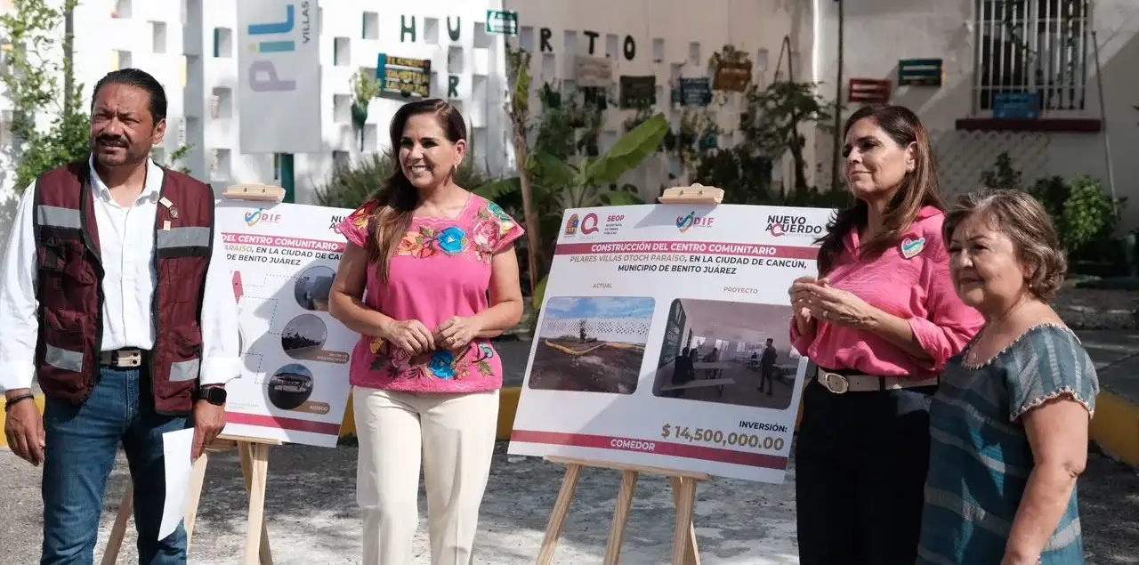 Autoridades durante recorrido por instalaciones del centro comunitario en Cancún