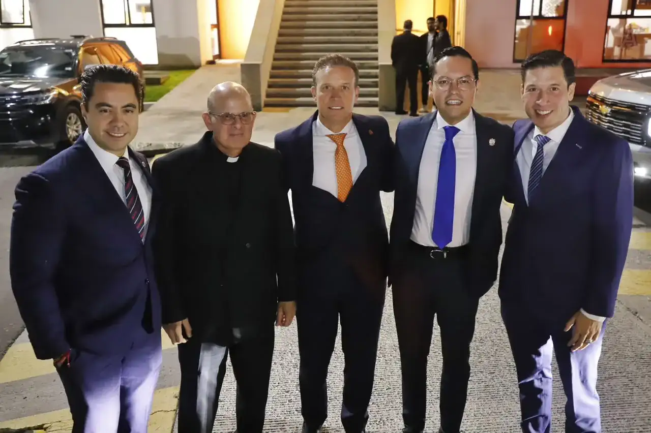 Autoridades y asistentes durante la celebración del aniversario universitario en Querétaro