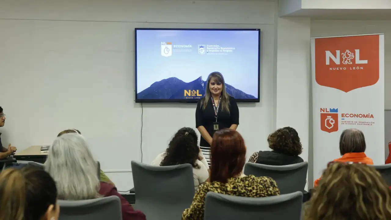 Mujeres emprendedoras en Guadalupe reciben información sobre convocatoria