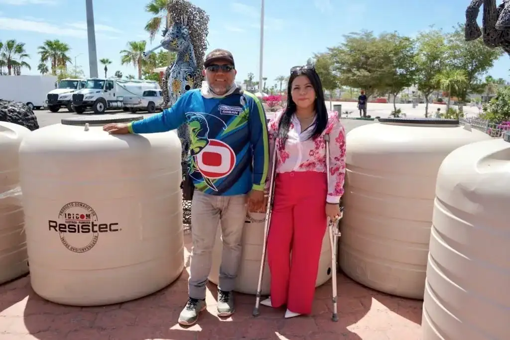 Entrega de tinacos a familias en Cabo San Lucas