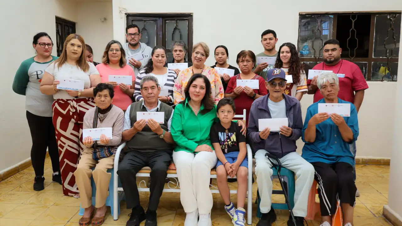 Entrega de apoyos económicos a familias zacatecanas en evento oficial del SEDIF