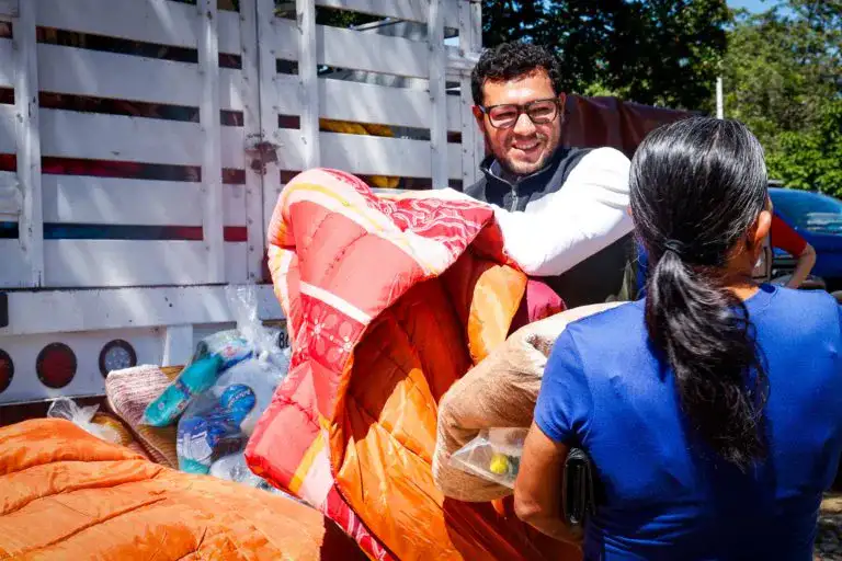 Entrega de apoyos humanitarios en Copala, Sinaloa