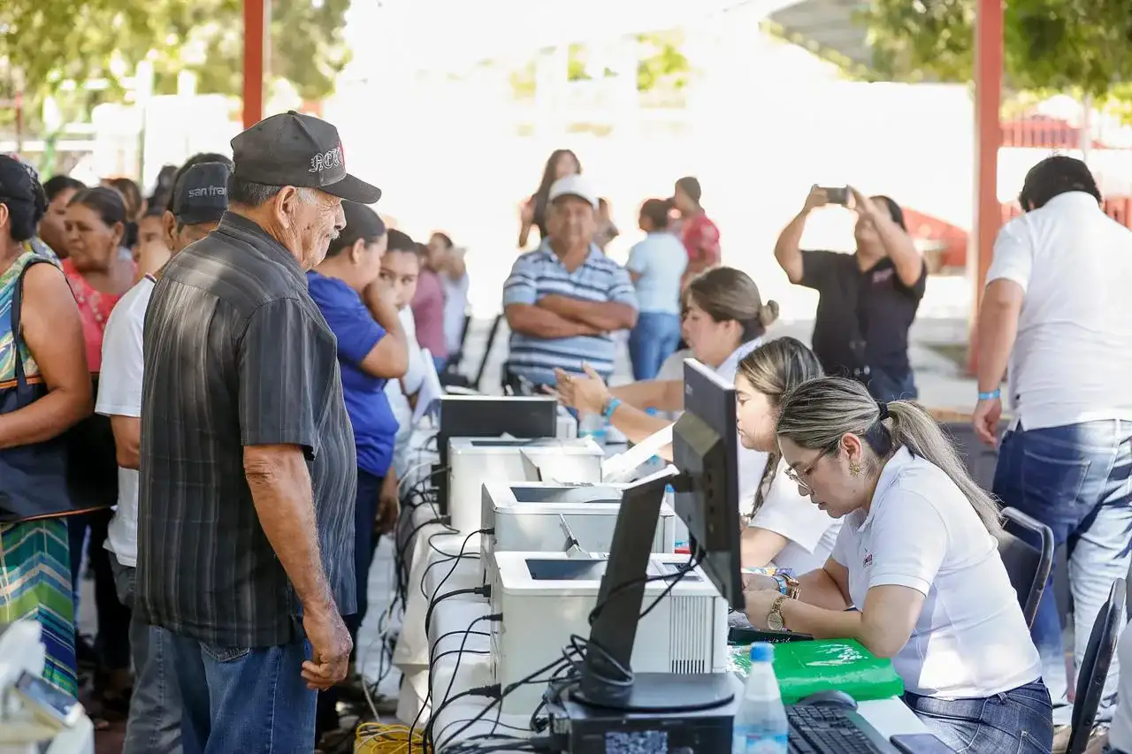 Entrega de apoyos a familias en el municipio de Rosario, Sinaloa