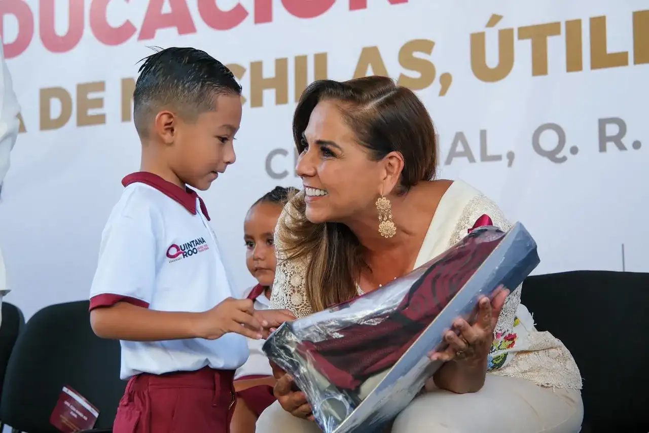 Estudiantes de secundaria en ceremonia de inicio de ciclo escolar en Chetumal