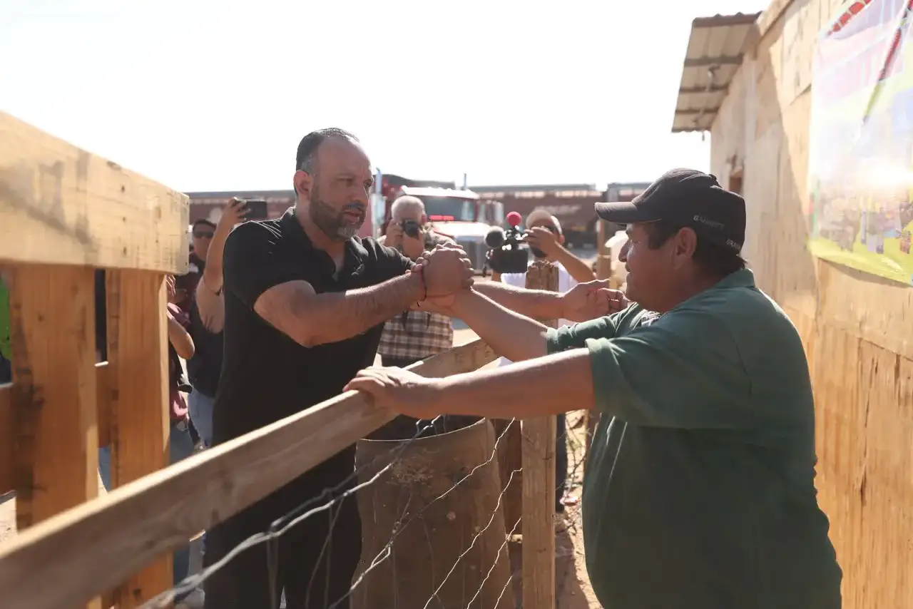 Pipa de agua estacionada en calle de colonia Valle Dorado en Ciudad Juárez