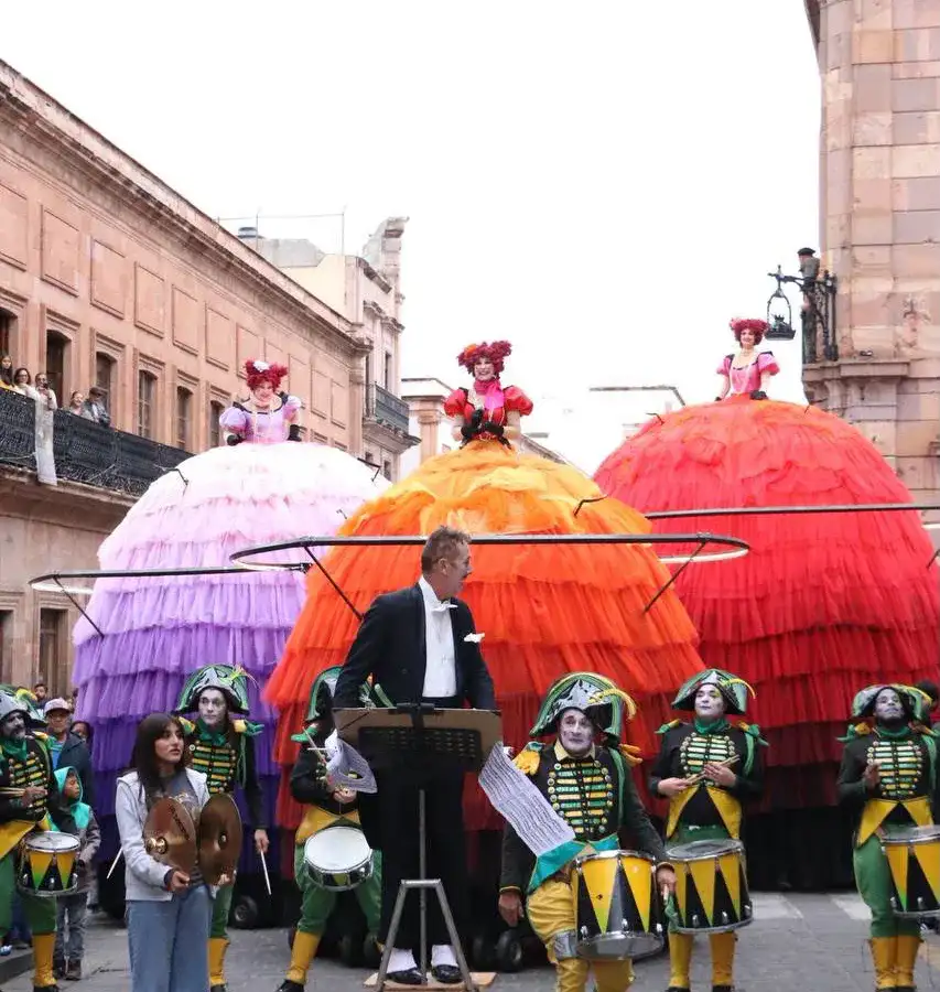 Muñecas gigantes durante un pasacalles en calles del Centro Histórico de Zacatecas