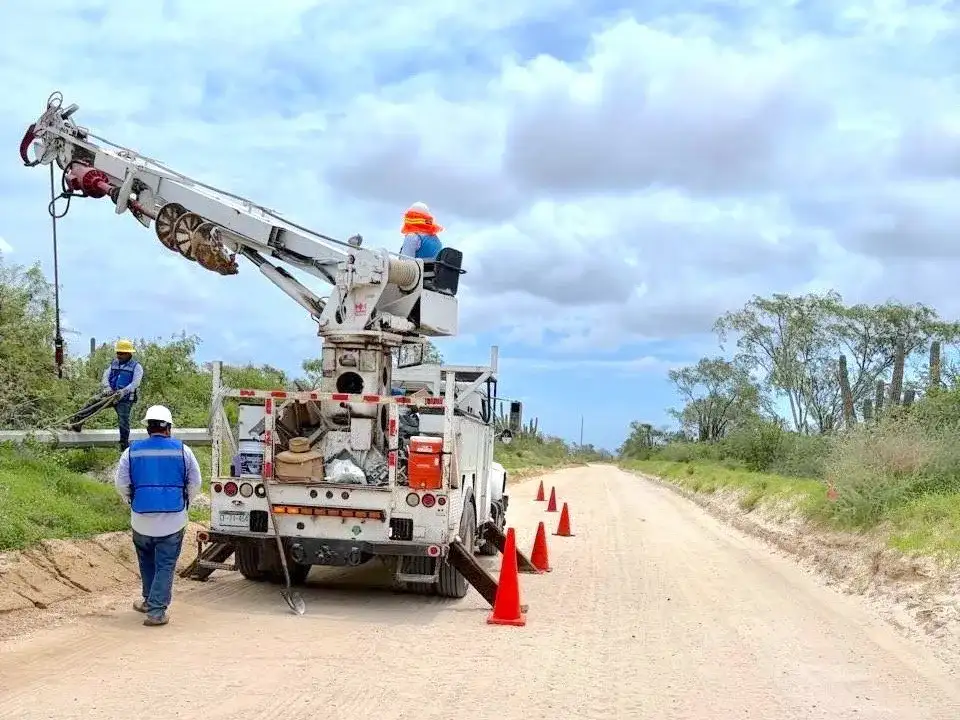 Postes de electricidad instalados en una comunidad rural de Cabo San Lucas