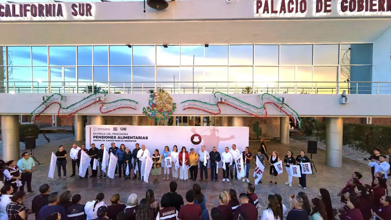 Entrega de despensas en evento oficial en Baja California Sur