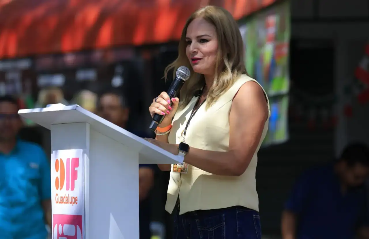 Alcalde de Guadalupe Héctor García y su esposa durante inauguración del campamento de verano 2026 en Parque Tolteca