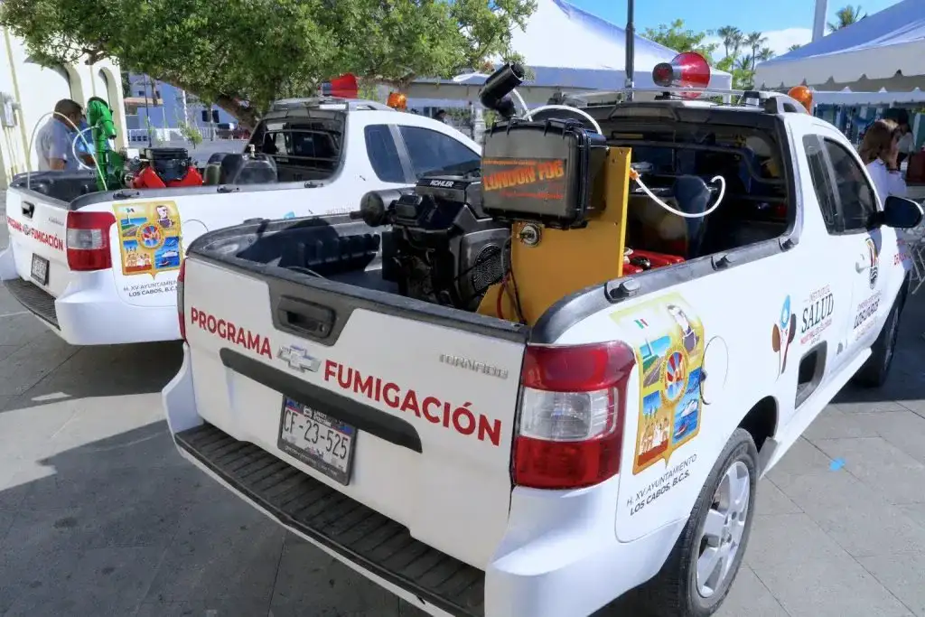 Brigada de fumigación en colonia de Los Cabos