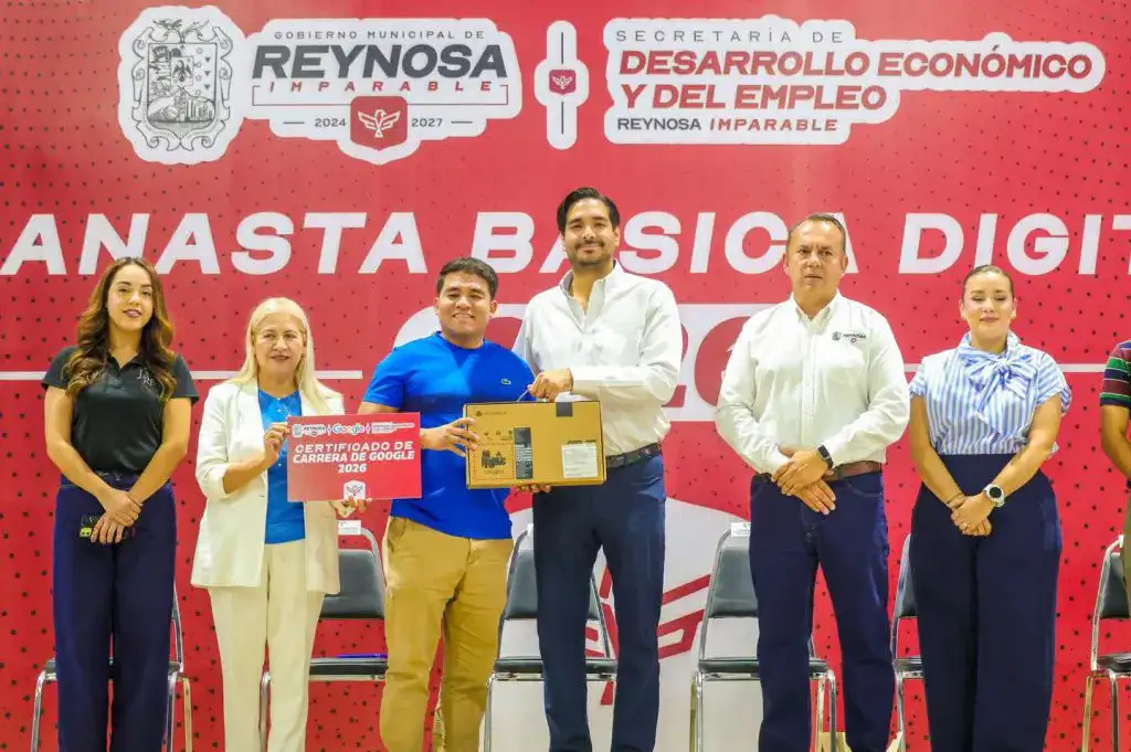 Alcalde Carlos Peña Ortiz entrega herramientas digitales a emprendedores en evento municipal