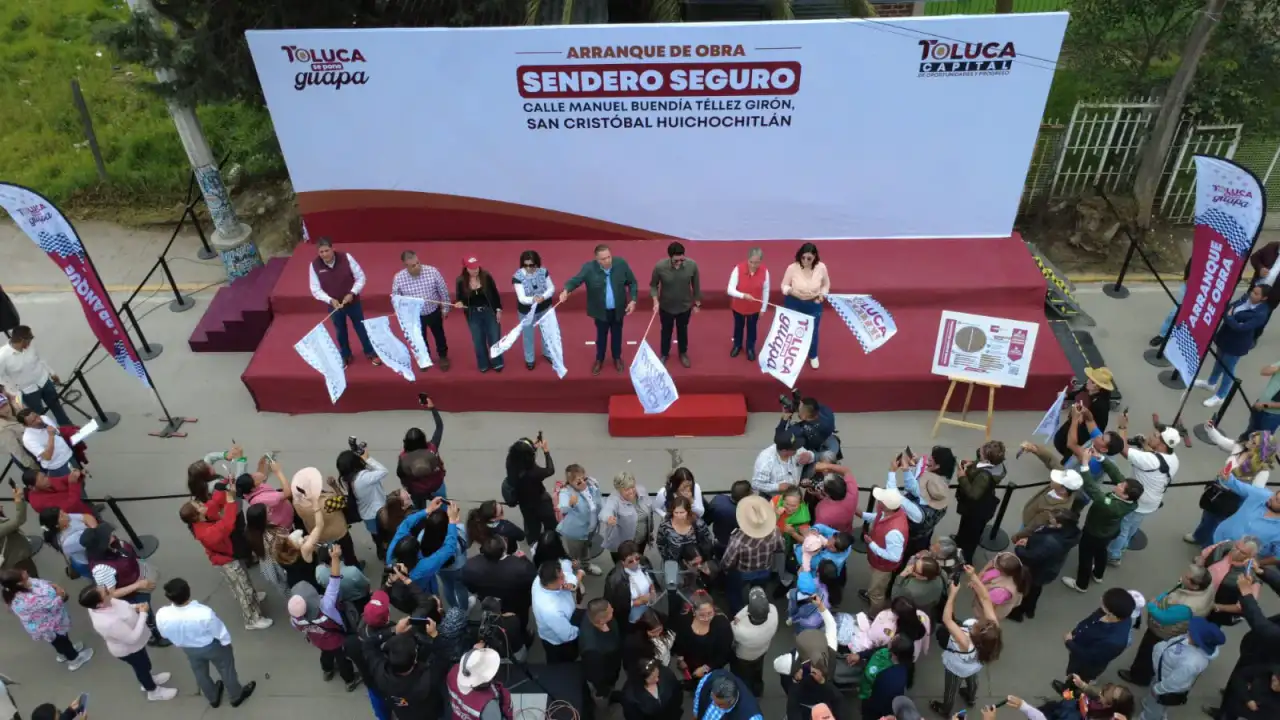 Autoridades municipales durante el banderazo de inicio del Sendero Seguro en Toluca