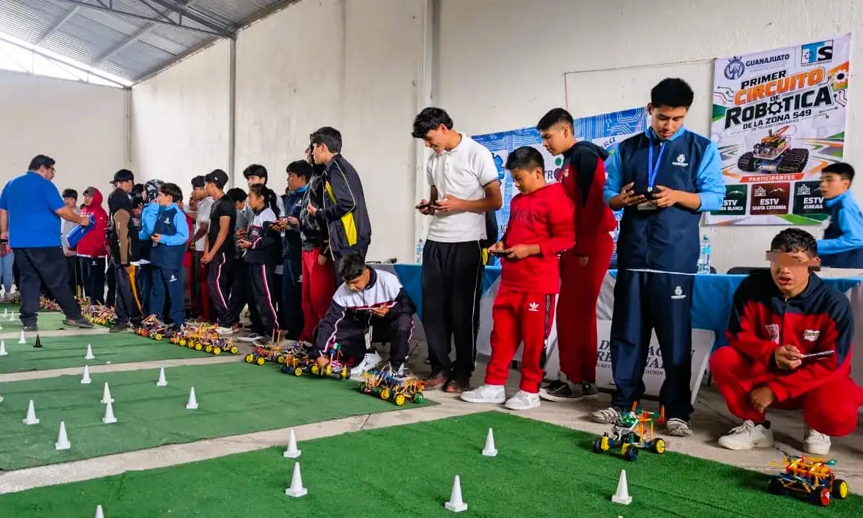 Estudiantes de telesecundaria participan en actividad de robótica en Guanajuato