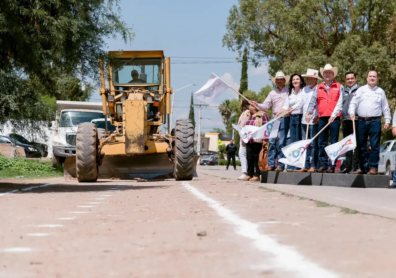 Autoridades estatales y municipales durante el banderazo de inicio de obra en Poanas, Durango
