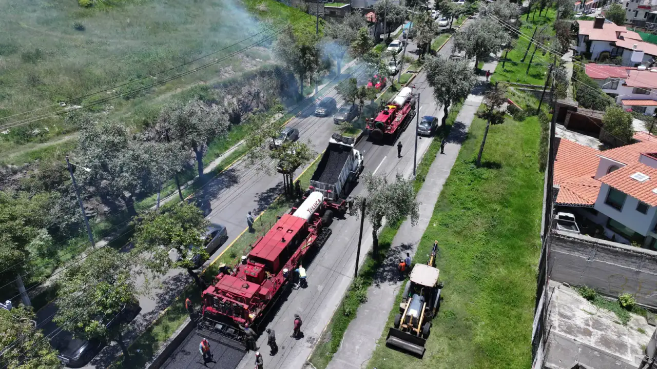 Máquina Diablo Dragón realizando trabajos de repavimentación en Paseo Matlatzincas en Toluca.