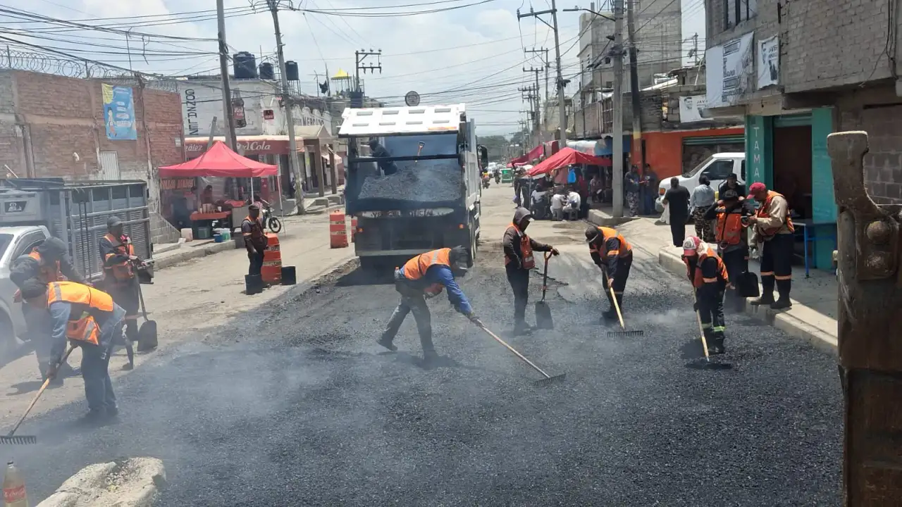 Trabajadores de Obras Públicas realizan bacheo en calle Ignacio Allende en Chimalhuacán