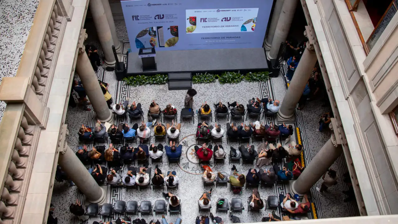 Autoridades y artistas durante la inauguración del Programa de Artes Visuales del Cervantino en Guanajuato