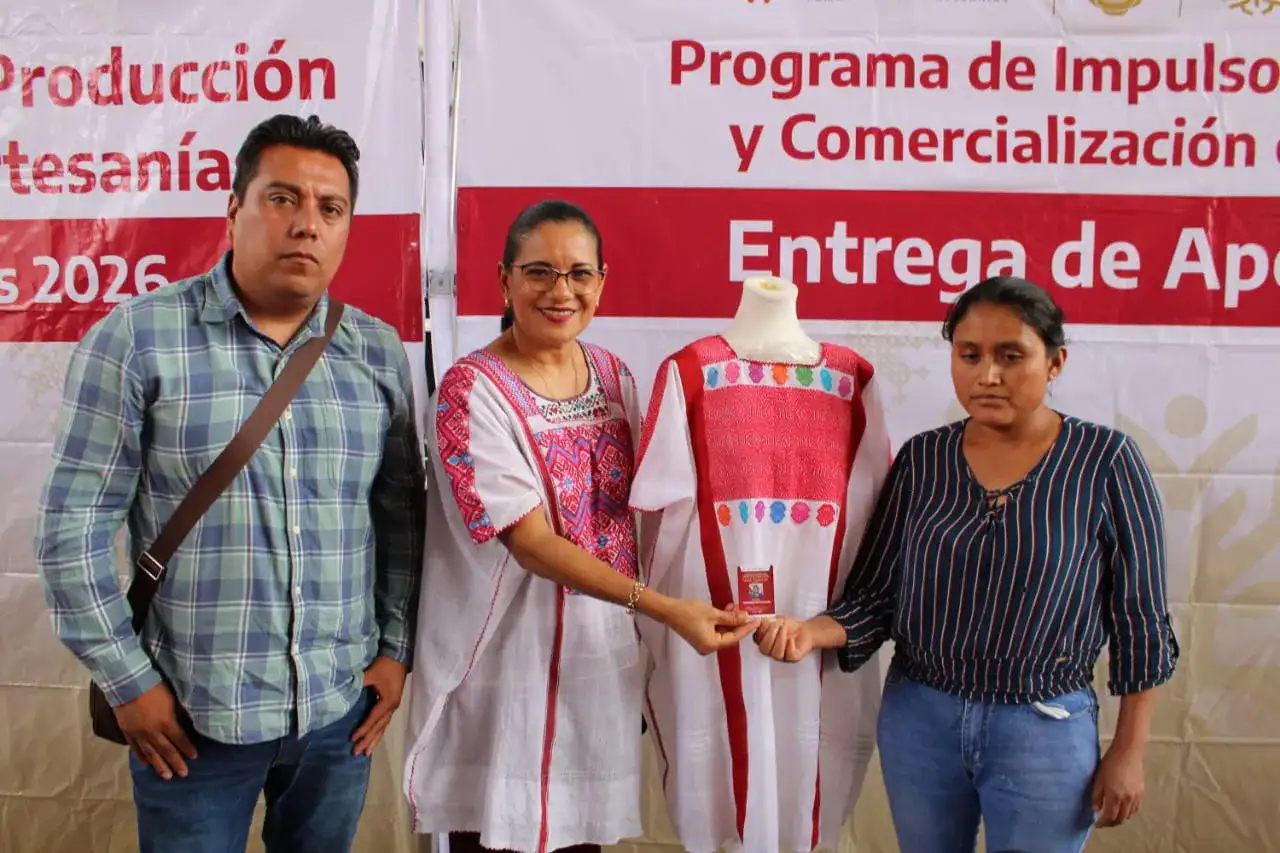 Artesanas de la Montaña de Guerrero muestran sus huipiles durante la premiación