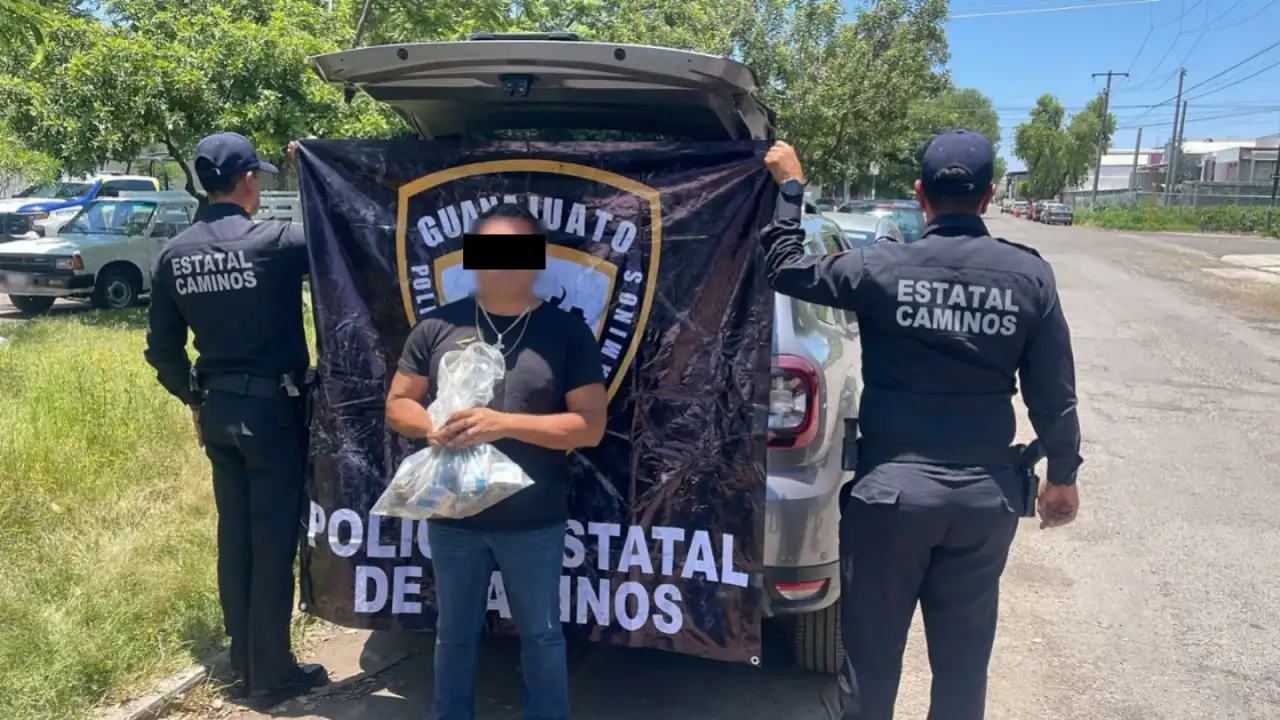 Patrulla de la Policía Estatal de Caminos en una carretera de Guanajuato