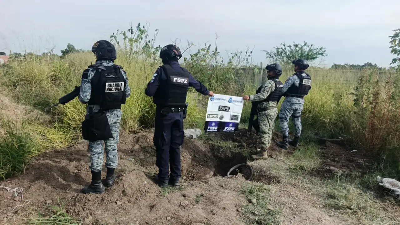 Camino de terracería con vehículos asegurados durante operativo en Villagrán