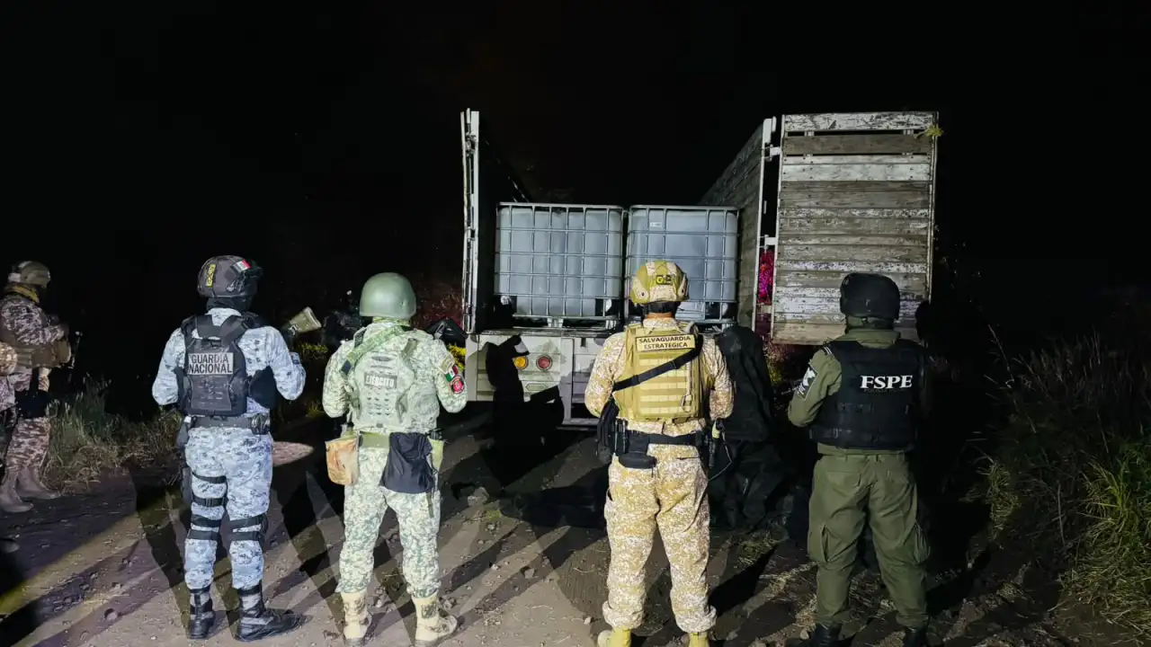 Camión de carga asegurado en un camino rural de Villagrán, Guanajuato