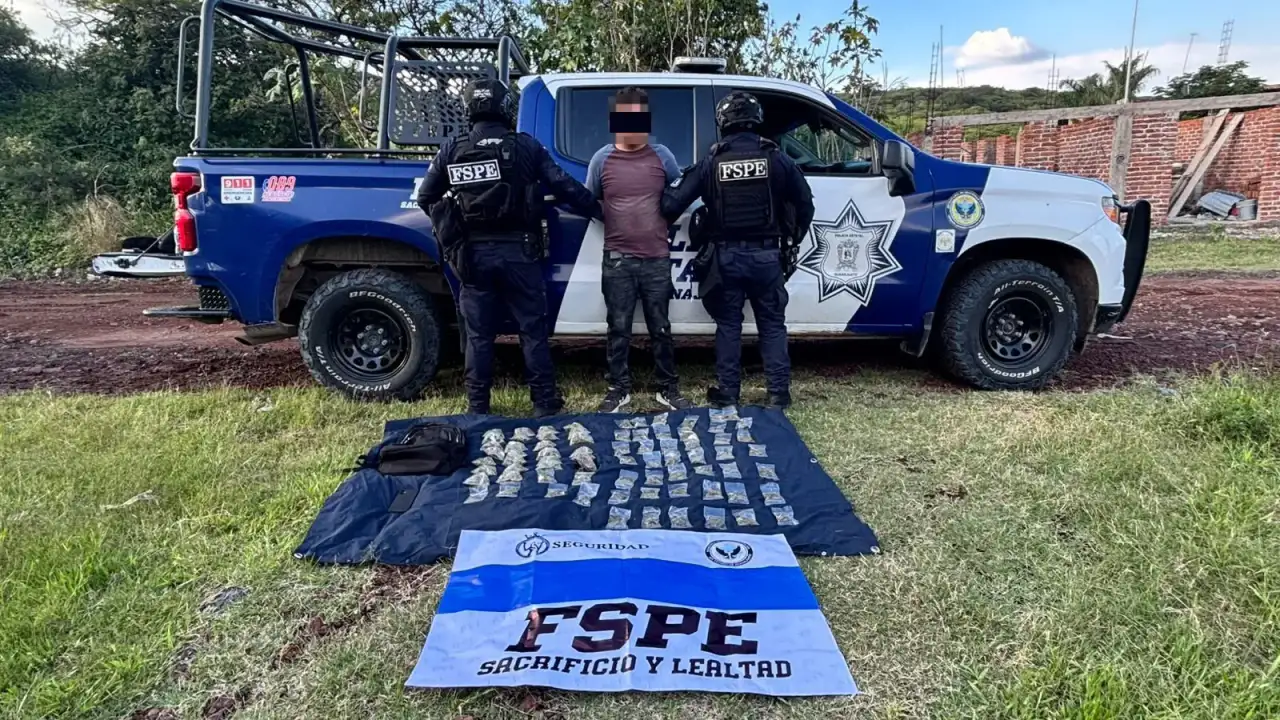 Operativo de seguridad con elementos policiacos y vehículos oficiales en una calle