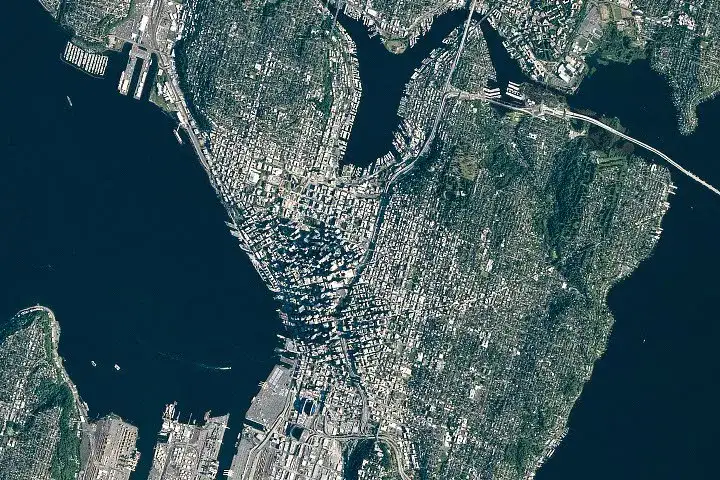 Vista satelital de Seattle con edificios altos y cuerpos de agua