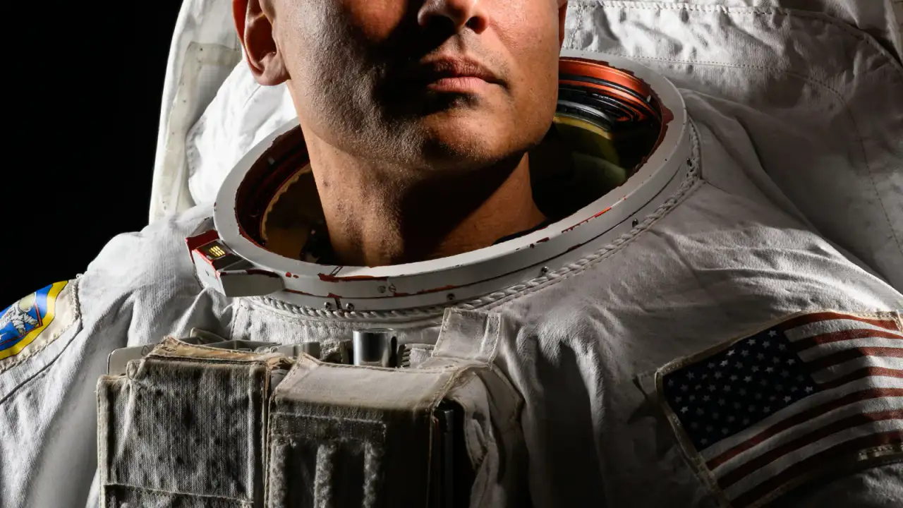 Retrato del astronauta Anil Menon con traje espacial en el Centro Espacial Johnson de la NASA en Houston, Texas